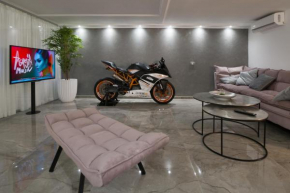 ROMSUITES - SuperBike and Jacuzzi center of city, Bahai Gardens